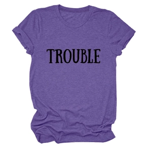 Dettaglio della stampa TROUBLE su una t-shirt viola in cotone con scollo rotondo
