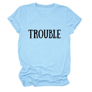 T-shirt girocollo azzurra minimalista con stampa di lettere TROUBLE nere da donna