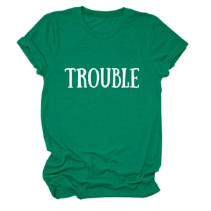 Dettaglio della t-shirt in cotone verde scuro con scritta TROUBLE bianca e girocollo