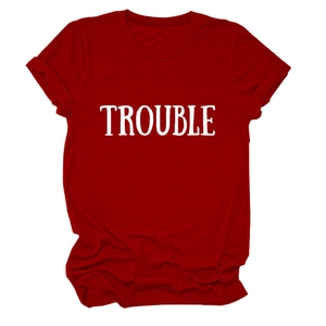 Dettaglio della t-shirt rossa in cotone girocollo con stampa TROUBLE bianca sul petto