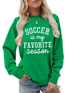 Detail eines grünen Damen-Sweatshirts mit weißem SOCCER is my FAVORITE season Aufdruck