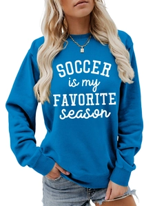Detailansicht eines blauen Sweatshirts mit SOCCER IS MY FAVORITE SEASON Textdruck