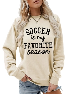 Detailansicht eines cremefarbenen Sweatshirts mit dem Aufdruck SOCCER is my FAVORITE