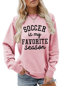 Detail des rosa Crewneck-Sweatshirts mit schwarzem SOCCER IS MY FAVORITE Season-Aufdruck