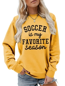 Detail von geripptem Ausschnitt und SOCCER-Druck auf gelbem Baumwoll-Sweatshirt