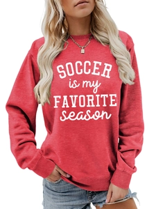 Detail eines roten Sweatshirts mit weißem Aufdruck SOCCER is my FAVORITE season