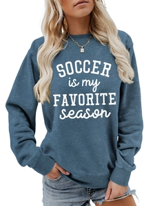 Detail des Soccer Is My Favorite Season Textdrucks auf blauem Langarm-Sweatshirt