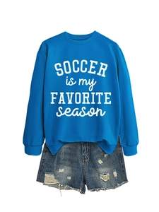 Detail von königsblauem Fußball-Sweatshirt mit Rippbündchen und weißem Buchstabendruck