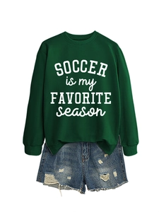 Detail eines grünen Sweatshirts mit weißem SOCCER IS MY FAVORITE season Aufdruck