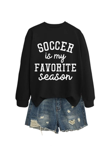 Detailaufnahme vom schwarzen Fußball-Sweatshirt mit abgenutzten Denim-Shorts kombiniert