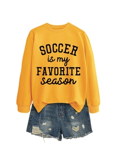 Detail von gelbem SOCCER IS MY FAVORITE Sweatshirt und Jeans-Shorts mit Rissen