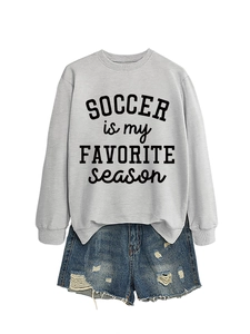 Flachbild von grauem Fußball-Slogan-Sweatshirt mit Distressed-Denim-Shorts für Damen