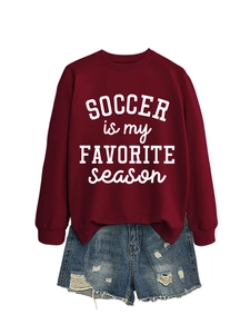 Detail von burgunderrotem Sweatshirt mit weißem SOCCER IS MY FAVORITE Aufdruck