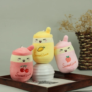 Tre ciondoli di peluche a forma di bubble tea con ricami di frutta e scritta Sweet Love