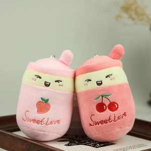 Dettaglio di portachiavi in peluche a forma di bubble tea alla frutta, rosa e pesca