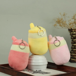 Vista dettagliata dei portachiavi in peluche a forma di tè al latte rosa e giallo
