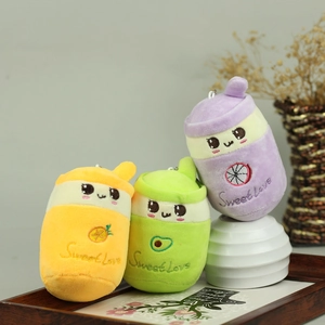 Ricamo dettagliato e texture morbida dei portachiavi di peluche a forma di tè