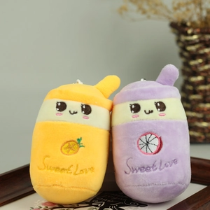 Dettaglio ricamo Sweet Love su ciondoli di peluche a forma di ananas e frutto del drago