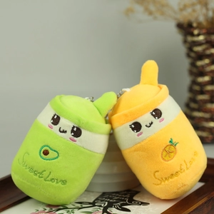 Dettaglio di pendenti in peluche avocado e ananas bubble tea con ricamo Sweet Love