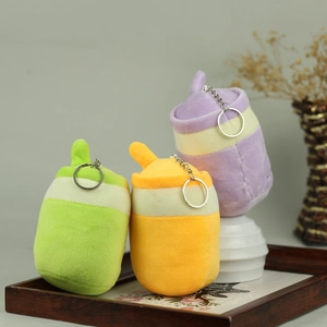 Dettaglio di ciondoli in peluche a forma di tè al latte in verde giallo e viola chiaro
