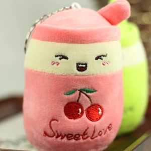 Dettaglio del ciondolo tazza di tè al latte in peluche con ricamo rosa Sweet Love e portachiavi
