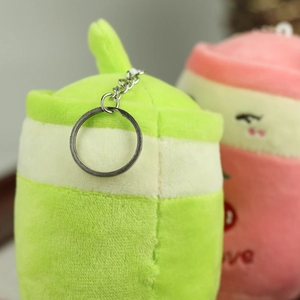 Dettaglio di portachiavi in peluche a forma di bubble tea con ricami e tessuto morbido