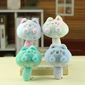 Detail van vier kleurrijke pluche kattenhangers met macaron verloop en borduursels