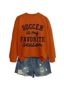 Detail von orangem Soccer Favorite Sweatshirt mit Rippbündchen und Denim-Shorts