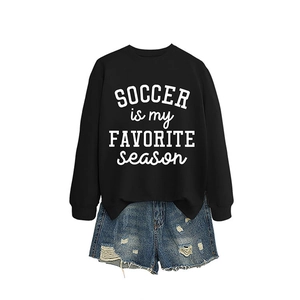 Damen Sweatshirt Soccer is my Favorite season in Schwarz mit blauen distressed Denim Shorts