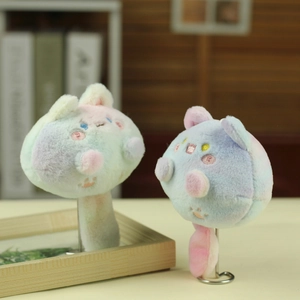 Detail van pluche katten met macaron-verloopkleuren en fijn borduurwerk