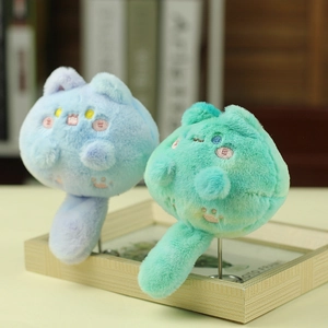 Detail van pluche massage stokken in blauw en muntgroen met schattig kattenborduurwerk