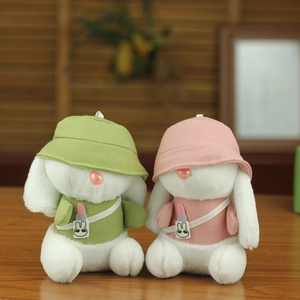 Simpatici portachiavi a forma di coniglio in peluche con cappelli e borse in rosa e verde