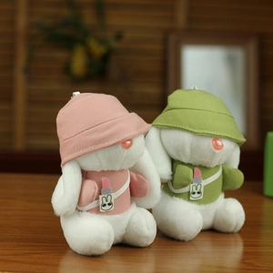 Set di portachiavi a coniglietto di peluche con cappelli alla pescatora rosa e verdi