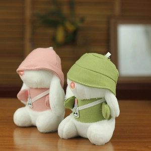 Dettaglio di portachiavi a coniglietto in peluche con cappelli rosa e verdi