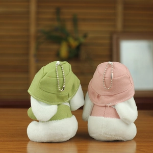 Vista posteriore di portachiavi a coniglietto di peluche con cappelli alla pescatora