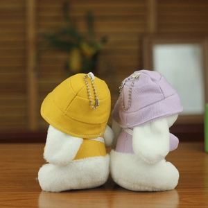 Vista posteriore di simpatici portachiavi a coniglietto con cappelli e abiti colorati