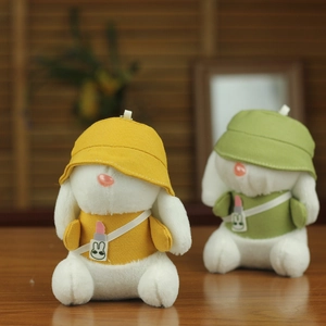 Dettaglio di portachiavi con coniglietto di peluche con cappello e borsa a tracolla