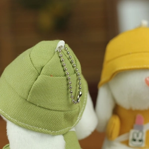 Dettaglio portachiavi a forma di coniglio di peluche con cappello alla pescatora verde