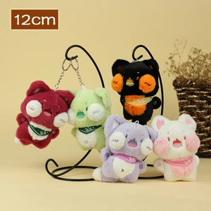 Porte-clés chat en peluche de 12cm en cinq couleurs suspendus sur un support en métal