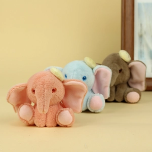 Tre simpatici portachiavi a forma di elefante in rosa, blu e marrone con cuoricini