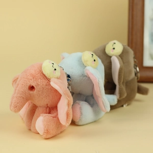 Dettaglio di portachiavi a forma di elefante in peluche rosa blu e marrone morbido