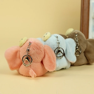 Dettaglio di portachiavi a forma di elefante in peluche rosa, blu e marrone con ganci