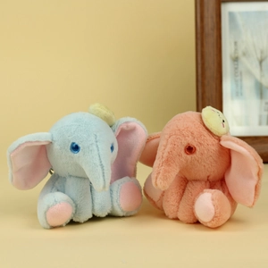 Dettaglio di portachiavi a forma di elefante in peluche blu e rosa con texture morbida