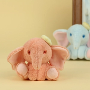 Dettaglio di un simpatico portachiavi a forma di elefante in peluche rosa e occhi rossi