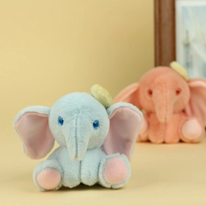 Dettaglio di un portachiavi a forma di elefante in peluche con occhi di perline