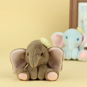 Dettaglio ravvicinato di portachiavi a forma di elefante in peluche con orecchie rosa