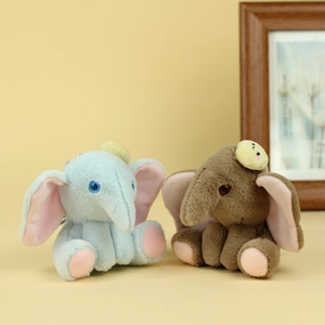 Dettaglio di portachiavi a forma di elefante in peluche blu e marrone in morbido velluto