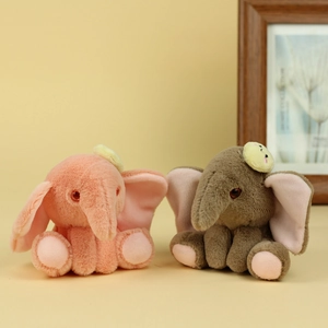 Dettaglio di ciondoli a forma di elefante in peluche con grandi orecchie morbide