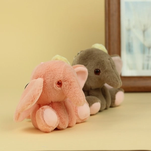 Dettaglio di due portachiavi a forma di elefante in peluche rosa e grigio, morbidi e carini