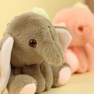 Dettaglio del simpatico portachiavi a forma di elefante in morbido peluche grigio